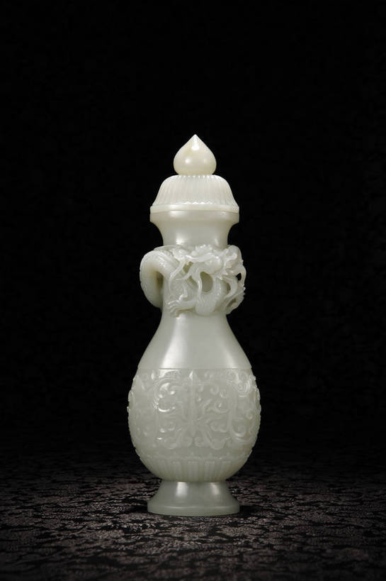 竖图,彩色,室内,白天,静物,玉,雕塑,北京,中国,花纹,风俗,艺术,装饰,纹路,雕刻,雕像,瓶,图片,纹理,艺术品,古典,文化,文物,传统,瓶子,工艺品,精神,摄影,玉雕,古董,纪念,美术,珍贵,黑背景,古物,文明,中国文化,斑纹,主题,珍藏,精美,陈列,古玩,肌理,功能,美学,龙纹,古代文明,制度,影棚拍摄,保藏,夔龙纹,夔纹,收藏,传统文化,花卉纹,bj174