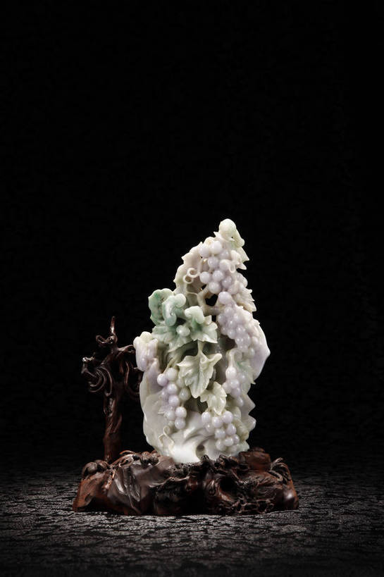 竖图,彩色,室内,白天,葡萄,静物,工艺美术品,玉,雕塑,北京,中国,风俗,艺术,装饰,雕刻,雕像,图片,艺术品,古典,文化,文物,传统,工艺品,精神,摄影,奢侈品,玉雕,摆件,古董,纪念,工艺,玉器,美术,贵重,珍贵,黑背景,古物,文明,中国文化,主题,珍藏,精美,陈列,玉石,古玩,功能,美学,翡翠,古代文明,宝贵,制度,山葫芦,蒲桃,草龙珠,影棚拍摄,翠玉,翡翠玉,缅甸玉,硬玉,保藏,收藏,传统文化,bj174