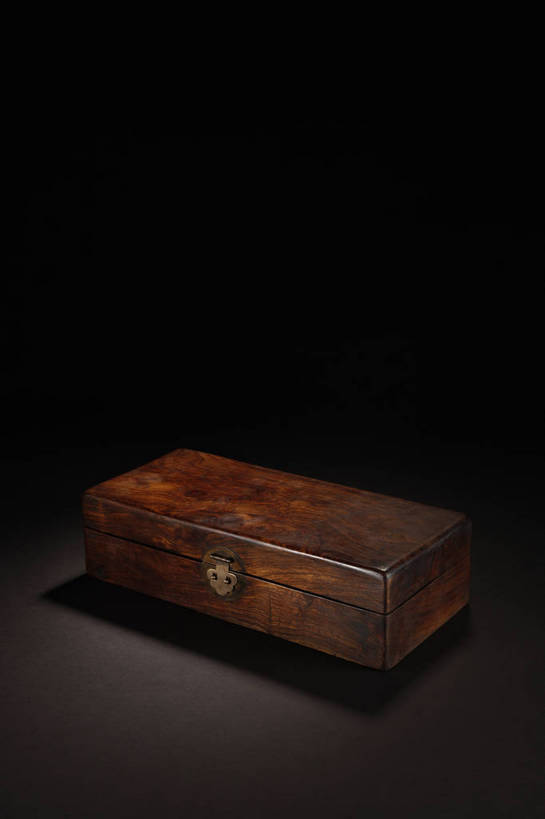 竖图,彩色,室内,白天,静物,北京,中国,风俗,木制,图片,艺术品,古典,文化,文物,传统,木制品,箱子,工艺品,精神,摄影,古董,珍贵,黑背景,古物,文明,中国文化,珍藏,精美,古玩,古代文明,制度,影棚拍摄,保藏,收藏,传统文化,海南黄花梨木,海南黄檀木,花梨母,黄花梨,黄花梨木,降香,降香黄檀木,降香檀,bj174