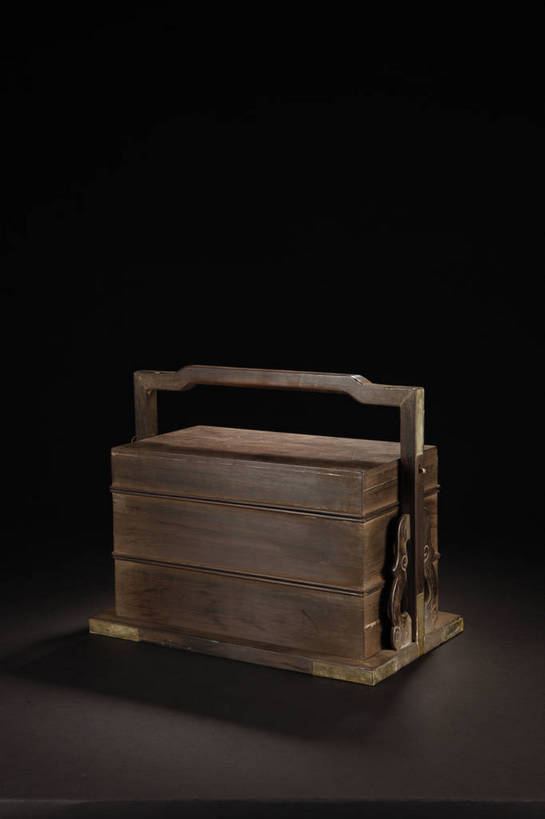 竖图,彩色,室内,白天,静物,北京,中国,风俗,木制,图片,艺术品,古典,文化,文物,传统,木制品,工艺品,精神,摄影,古董,盒,珍贵,黑背景,古物,文明,中国文化,珍藏,精美,古玩,古代文明,制度,影棚拍摄,保藏,收藏,传统文化,bj174