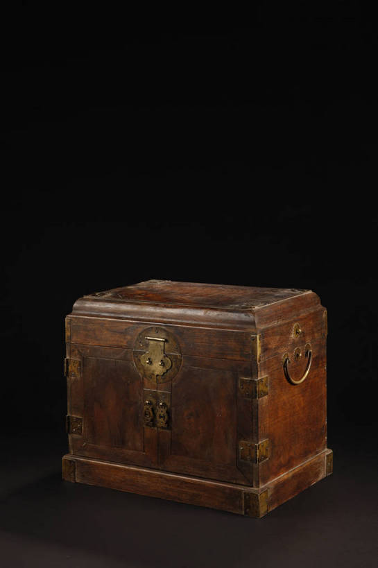 竖图,彩色,室内,白天,静物,北京,中国,风俗,木制,图片,木箱,艺术品,古典,文化,文物,传统,木制品,容器,箱子,工艺品,精神,摄影,古董,储藏,珍贵,黑背景,古物,储存,文明,中国文化,珍藏,精美,古玩,古代文明,制度,影棚拍摄,保藏,收藏,贮存,传统文化,海南黄花梨木,海南黄檀木,花梨母,黄花梨,黄花梨木,降香,降香黄檀木,降香檀,bj174