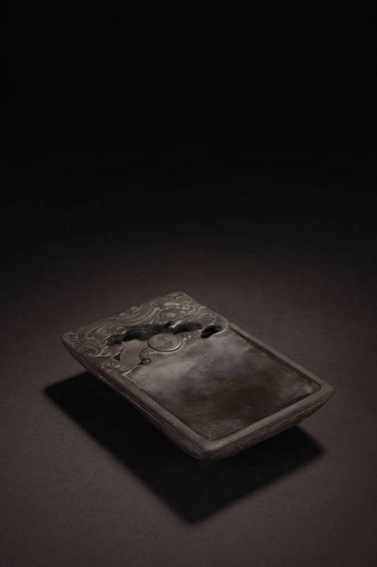 竖图,彩色,室内,白天,静物,北京,中国,风俗,图片,砚台,办公用品,艺术品,古典,砚,文化,文物,传统,文具,学习用品,工艺品,精神,摄影,古董,文具用品,珍贵,黑背景,古物,文明,文房四宝,中国文化,珍藏,石器,精美,古玩,古代文明,制度,影棚拍摄,保藏,收藏,传统文化,bj174