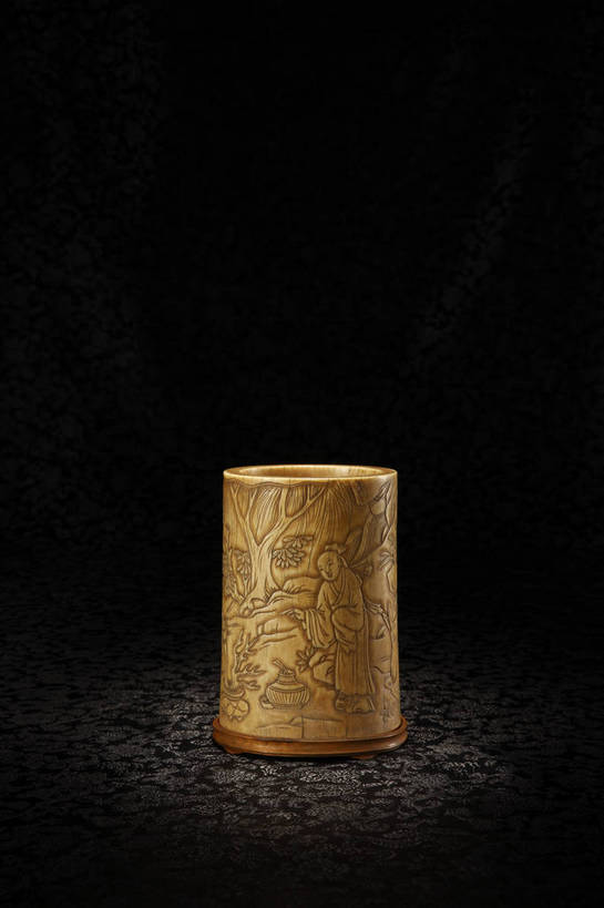 竖图,彩色,室内,白天,静物,笔筒,玉,雕塑,北京,中国,风俗,艺术,装饰,雕刻,雕像,图片,艺术品,古典,文化,文物,传统,容器,工艺品,器皿,精神,摄影,玉雕,古董,纪念,储藏,美术,珍贵,黑背景,古物,储存,文明,中国文化,主题,珍藏,精美,陈列,古玩,功能,美学,象牙雕,象牙雕刻,牙雕,古代文明,制度,插笔器具,文房用具,影棚拍摄,保藏,收藏,贮存,传统文化,明象牙雕山水人物图笔筒,bj174