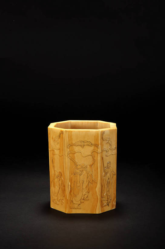 竖图,彩色,室内,白天,静物,笔筒,玉,雕塑,北京,中国,风俗,艺术,装饰,雕刻,雕像,图片,艺术品,古典,文化,文物,传统,容器,工艺品,器皿,精神,摄影,玉雕,古董,纪念,储藏,美术,珍贵,黑背景,古物,储存,文明,中国文化,主题,珍藏,精美,陈列,古玩,功能,美学,象牙雕,象牙雕刻,牙雕,古代文明,制度,插笔器具,文房用具,影棚拍摄,保藏,收藏,贮存,传统文化,bj174