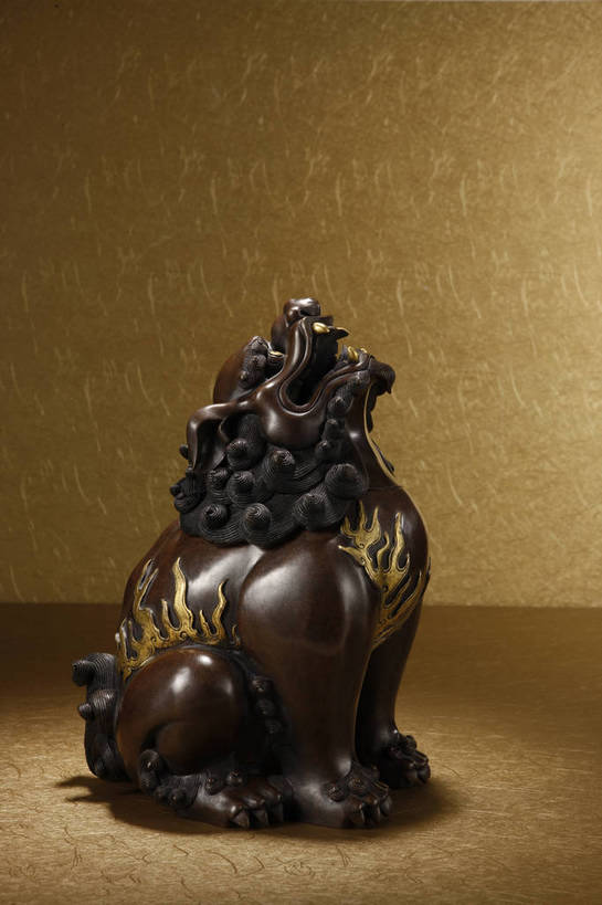 竖图,彩色,室内,白天,静物,北京,中国,风俗,神兽,图片,艺术品,古典,文化,文物,传统,鎏金,工艺品,精神,摄影,古董,珍贵,黑背景,古物,文明,中国文化,珍藏,精美,古玩,铜器,古代文明,制度,影棚拍摄,保藏,收藏,传统文化,朝天吼,犼,望天吼,bj174