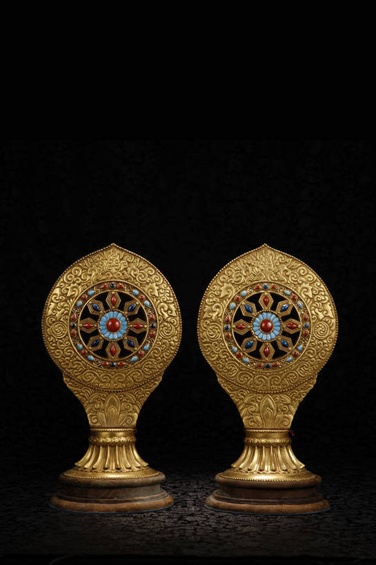 竖图,彩色,室内,白天,绘画,静物,北京,中国,风俗,节日,彩绘,瓷器,图片,陶瓷,艺术品,一对,古典,文化,文物,传统,两个,工艺品,祈祷,健康,精神,许愿,摄影,宗教,佛教,信仰,古董,纪念,工艺,祈求,珍贵,陶艺,黑背景,古物,文明,中国文化,珍藏,精美,金器,古玩,转经筒,转经轮,法轮,玛尼轮,释教,彩釉,古代文明,制度,平安,画画,影棚拍摄,经轮,玛尼解脱轮,祈祷轮,保藏,收藏,传统文化,金釉,金属釉,喷釉,洋彩,bj174