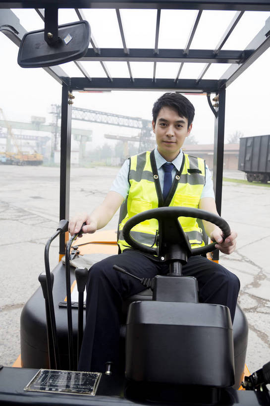 东方人,成年人,一个人,工厂,坐,搬运,微笑,竖图,彩色,室外,白天,工作服,制服,满意,幸福,骄傲,安全,信心,技术,科技,北京,中国,亚洲,堆积,工作,图片,防护,年轻,仓库,黄种人,现代,货物,车,工人,交通工具,驾驶,行业,职业,健康,机械,工程车,活力,自信,工业,运输,摄影,储藏,搬运工,保护,铲车,存储,厂房,工程,叉车,交易,效率,储存,货运,运送,载具,保险,专业,分配,搬运车,单人,流转,装卸,东亚,操控,物流,保全,周全,安稳,安定,可靠,乐观,交通运输,责任,工作车,产业,单独,平安,认真,男人,男性,年轻男性,亚洲人,中国人,年轻人,全身,商业,工地,贮存,电动叉车,bj174