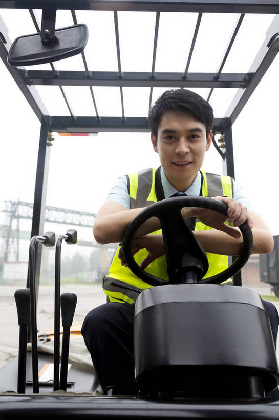 东方人,成年人,一个人,工厂,坐,搬运,微笑,竖图,彩色,室外,白天,工作服,制服,满意,幸福,骄傲,安全,信心,技术,科技,北京,中国,亚洲,堆积,工作,图片,防护,年轻,仓库,黄种人,现代,货物,车,工人,交通工具,驾驶,行业,职业,健康,机械,工程车,活力,自信,工业,运输,摄影,储藏,搬运工,保护,铲车,存储,厂房,工程,叉车,交易,效率,储存,货运,运送,载具,保险,专业,分配,搬运车,单人,流转,装卸,东亚,操控,物流,保全,周全,安稳,安定,可靠,乐观,交通运输,责任,工作车,产业,单独,平安,认真,男人,男性,年轻男性,亚洲人,中国人,年轻人,全身,商业,工地,贮存,电动叉车,bj174