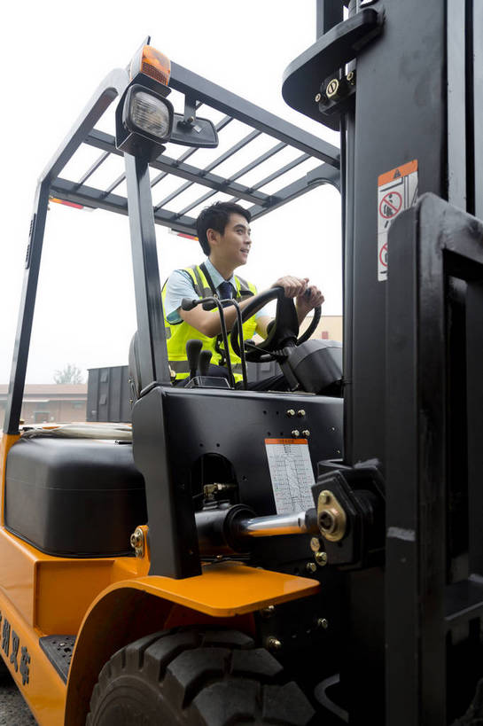 东方人,成年人,一个人,工厂,坐,搬运,微笑,竖图,彩色,室外,白天,工作服,制服,满意,幸福,骄傲,安全,信心,技术,科技,北京,中国,亚洲,堆积,工作,图片,防护,年轻,仓库,黄种人,现代,货物,车,工人,交通工具,驾驶,行业,职业,健康,机械,工程车,活力,自信,工业,运输,摄影,储藏,搬运工,保护,铲车,存储,厂房,工程,叉车,交易,效率,储存,货运,运送,载具,保险,专业,分配,搬运车,单人,流转,装卸,东亚,操控,物流,保全,周全,安稳,安定,可靠,乐观,交通运输,责任,工作车,产业,单独,平安,认真,男人,男性,年轻男性,亚洲人,中国人,年轻人,全身,商业,工地,贮存,电动叉车,bj174