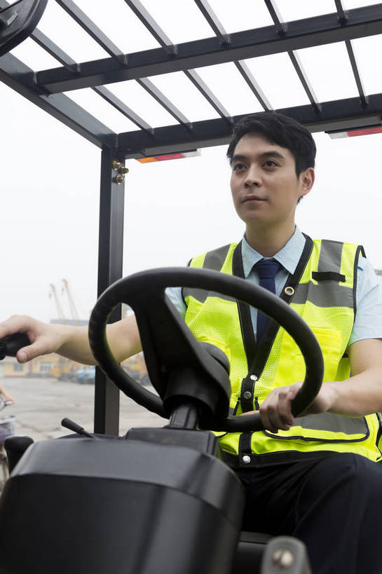 东方人,成年人,一个人,工厂,坐,搬运,微笑,竖图,彩色,室外,白天,工作服,制服,满意,幸福,骄傲,安全,信心,技术,科技,北京,中国,亚洲,堆积,工作,图片,防护,年轻,仓库,黄种人,现代,货物,车,工人,交通工具,驾驶,行业,职业,健康,机械,工程车,活力,自信,工业,运输,摄影,储藏,搬运工,保护,铲车,存储,厂房,工程,叉车,交易,效率,储存,货运,运送,载具,保险,专业,分配,搬运车,单人,流转,装卸,东亚,操控,物流,保全,周全,安稳,安定,可靠,乐观,交通运输,责任,工作车,产业,单独,平安,认真,男人,男性,年轻男性,亚洲人,中国人,年轻人,半身,商业,工地,贮存,电动叉车,bj174