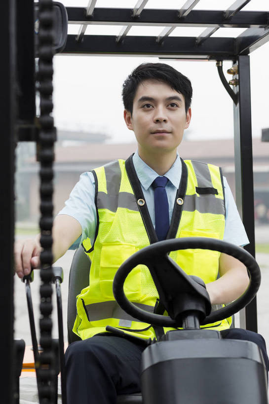 东方人,成年人,一个人,工厂,坐,搬运,竖图,彩色,室外,白天,工作服,制服,满意,幸福,骄傲,安全,信心,技术,科技,北京,中国,亚洲,堆积,工作,图片,防护,年轻,仓库,黄种人,现代,货物,车,工人,交通工具,驾驶,行业,职业,健康,机械,工程车,活力,专注,自信,工业,运输,摄影,储藏,搬运工,保护,铲车,存储,厂房,工程,叉车,交易,效率,储存,货运,运送,载具,保险,专业,分配,搬运车,单人,流转,装卸,东亚,操控,物流,保全,周全,安稳,安定,可靠,乐观,交通运输,责任,工作车,产业,单独,平安,认真,男人,男性,年轻男性,亚洲人,中国人,年轻人,半身,商业,工地,贮存,电动叉车,bj174