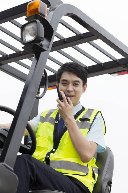 东方人,成年人,一个人,工厂,坐,打电话,搬运,竖图,彩色,室外,白天,工作服,制服,满意,幸福,骄傲,安全,信心,技术,科技,电话,北京,中国,亚洲,堆积,工作,图片,防护,年轻,听,指挥,仓库,黄种人,通讯设备,现代,货物,车,工人,话筒,交通工具,驾驶,行业,职业,健康,机械,工程车,电话线,活力,自信,工业,运输,摄影,储藏,搬运工,保护,对讲机,铲车,存储,厂房,工程,叉车,固定电话,交易,效率,储存,货运,运送,载具,对讲,保险,专业,分配,搬运车,单人,流转,装卸,东亚,操控,物流,保全,周全,安稳,安定,可靠,乐观,交通运输,无线电技术,责任,工作车,产业,单独,交流,平安,认真,男人,男性,年轻男性,亚洲人,中国人,年轻人,电话机,沟通,交谈,说话,通话,半身,商业,工地,贮存,电动叉车,bj174