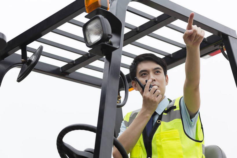 东方人,成年人,一个人,工厂,坐,举,打电话,搬运,横图,彩色,室外,白天,工作服,制服,满意,幸福,骄傲,安全,成功,信心,技术,科技,电话,北京,中国,亚洲,指,堆积,工作,图片,防护,年轻,听,指挥,仓库,指点,黄种人,方向,通讯设备,现代,货物,车,工人,话筒,交通工具,驾驶,手势,托,行业,职业,健康,机械,工程车,电话线,活力,自信,工业,运输,摄影,储藏,搬运工,保护,对讲机,铲车,存储,厂房,工程,叉车,固定电话,交易,指向,未来,效率,成就,储存,货运,运送,载具,对讲,保险,专业,分配,搬运车,单人,流转,装卸,东亚,操控,物流,保全,周全,安稳,安定,可靠,乐观,交通运输,无线电技术,责任,工作车,产业,单独,交流,平安,认真,男人,男性,年轻男性,亚洲人,中国人,年轻人,电话机,沟通,交谈,举起,举手,举着,说话,通话,向上举,向上伸,向上托,半身,商业,工地,展望,贮存,打手势,电动叉车,bj174