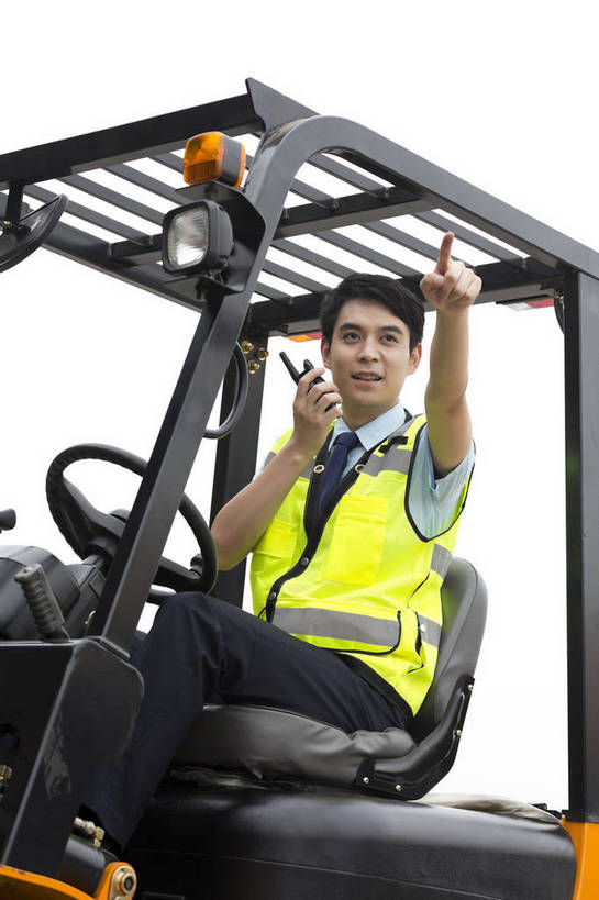 东方人,成年人,一个人,工厂,坐,举,打电话,搬运,竖图,彩色,室外,白天,工作服,制服,满意,幸福,骄傲,安全,成功,信心,技术,科技,电话,北京,中国,亚洲,指,堆积,工作,图片,防护,年轻,听,指挥,仓库,指点,黄种人,方向,通讯设备,现代,货物,车,工人,话筒,交通工具,驾驶,手势,托,行业,职业,健康,机械,工程车,电话线,活力,自信,工业,运输,摄影,储藏,搬运工,保护,对讲机,铲车,存储,厂房,工程,叉车,固定电话,交易,指向,未来,效率,成就,储存,货运,运送,载具,对讲,保险,专业,分配,搬运车,单人,流转,装卸,东亚,操控,物流,保全,周全,安稳,安定,可靠,乐观,交通运输,无线电技术,责任,工作车,产业,单独,交流,平安,认真,男人,男性,年轻男性,亚洲人,中国人,年轻人,电话机,沟通,交谈,举起,举手,举着,说话,通话,向上举,向上伸,向上托,半身,商业,工地,展望,贮存,打手势,电动叉车,bj174
