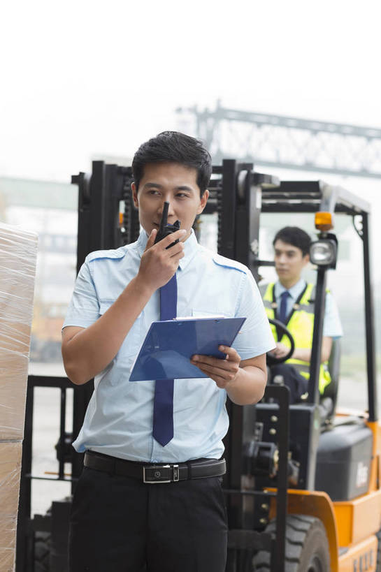 东方人,成年人,两个人,伙伴,工厂,坐,打电话,搬运,竖图,彩色,室外,白天,工作服,制服,满意,友谊,幸福,骄傲,安全,合作,信心,技术,科技,电话,北京,中国,亚洲,许多,堆积,检查,工作,图片,纸箱,防护,很多,年轻,听,指挥,仓库,黄种人,通讯设备,现代,货物,车,工人,话筒,交通工具,驾驶,行业,职业,健康,机械,工程车,电话线,活力,自信,工业,运输,管理员,摄影,储藏,搬运工,保护,对讲机,铲车,存储,厂房,工程,叉车,固定电话,交易,效率,储存,货运,运送,同伴,载具,对讲,保险,专业,登记,检验,分配,搬运车,流转,装卸,管理人员,东亚,操控,物流,保全,周全,安稳,安定,可靠,乐观,交通运输,搜检,无线电技术,责任,工作车,产业,查察,查抄,检察,审查,管理,交流,平安,认真,友情,男人,男性,年轻男性,亚洲人,中国人,年轻人,电话机,沟通,交谈,说话,通话,半身,商业,工地,贮存,仓库管理员,库管,电动叉车,bj174