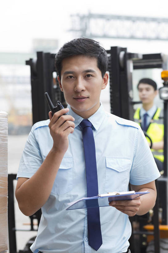 东方人,成年人,两个人,伙伴,工厂,站,打电话,搬运,竖图,彩色,室外,白天,工作服,制服,满意,友谊,幸福,骄傲,安全,合作,信心,技术,科技,电话,北京,中国,亚洲,许多,堆积,检查,工作,图片,纸箱,防护,很多,年轻,听,指挥,仓库,黄种人,通讯设备,现代,货物,车,工人,话筒,交通工具,驾驶,行业,职业,健康,机械,工程车,电话线,活力,自信,工业,运输,管理员,摄影,储藏,搬运工,保护,对讲机,铲车,存储,厂房,工程,叉车,固定电话,交易,效率,储存,货运,运送,同伴,载具,对讲,保险,专业,登记,检验,分配,搬运车,流转,装卸,管理人员,东亚,操控,物流,保全,周全,安稳,安定,可靠,乐观,交通运输,搜检,无线电技术,责任,工作车,产业,查察,查抄,检察,审查,管理,交流,平安,认真,友情,男人,男性,年轻男性,亚洲人,中国人,年轻人,电话机,沟通,交谈,说话,通话,半身,商业,工地,贮存,仓库管理员,库管,电动叉车,bj174