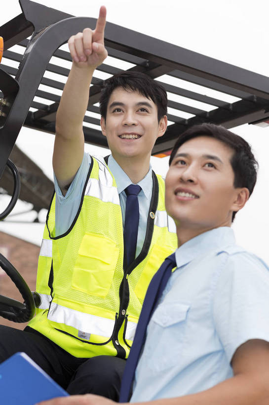 东方人,成年人,两个人,伙伴,工厂,站,坐,举,搬运,微笑,竖图,彩色,室外,白天,工作服,制服,满意,友谊,幸福,骄傲,安全,成功,合作,信心,技术,科技,北京,中国,亚洲,许多,指,堆积,检查,工作,图片,纸箱,防护,很多,年轻,仓库,指点,黄种人,方向,现代,货物,车,工人,交通工具,驾驶,手势,托,行业,职业,健康,机械,工程车,活力,自信,工业,运输,管理员,摄影,储藏,搬运工,保护,铲车,存储,厂房,工程,叉车,交易,指向,未来,效率,成就,储存,货运,运送,同伴,载具,保险,专业,登记,检验,分配,搬运车,流转,装卸,管理人员,东亚,操控,物流,保全,周全,安稳,安定,可靠,乐观,交通运输,搜检,责任,工作车,产业,查察,查抄,检察,审查,管理,交流,平安,认真,友情,男人,男性,年轻男性,亚洲人,中国人,年轻人,沟通,交谈,举起,举手,举着,说话,向上举,向上伸,向上托,半身,商业,工地,展望,贮存,打手势,仓库管理员,库管,电动叉车,bj174