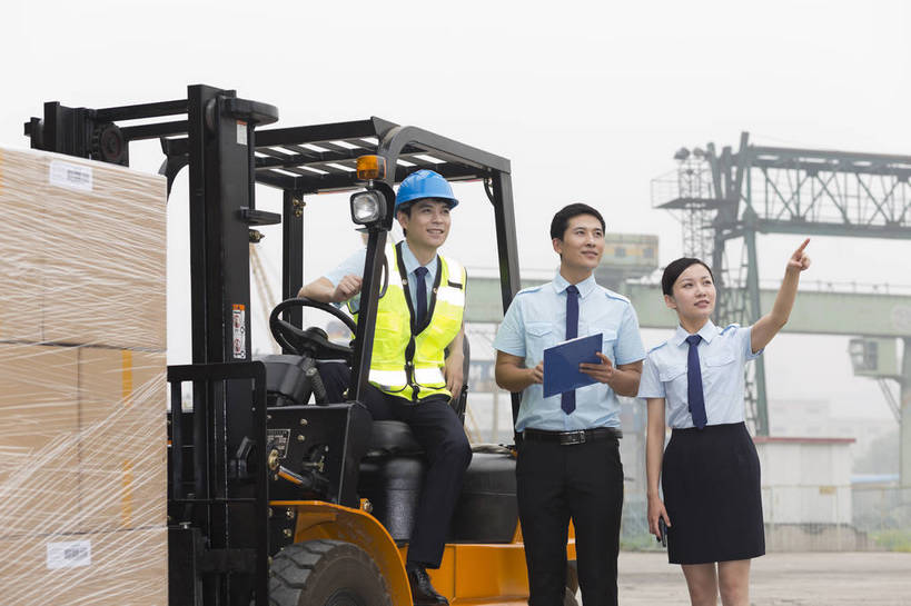 东方人,成年人,三个人,伙伴,工厂,站,坐,举,搬运,微笑,横图,彩色,室外,白天,工作服,制服,满意,友谊,幸福,骄傲,安全,成功,合作,团队,信心,技术,科技,北京,中国,亚洲,许多,指,堆积,检查,工作,图片,纸箱,防护,很多,年轻,仓库,指点,黄种人,方向,现代,货物,车,工人,交通工具,驾驶,手势,托,行业,职业,健康,机械,工程车,活力,美女,自信,工业,运输,管理员,摄影,储藏,搬运工,保护,铲车,存储,厂房,工程,叉车,交易,指向,未来,效率,成就,储存,货运,运送,同伴,载具,保险,专业,登记,检验,分配,搬运车,流转,装卸,管理人员,东亚,操控,物流,保全,周全,安稳,安定,可靠,乐观,交通运输,搜检,责任,工作车,产业,查察,查抄,检察,审查,管理,交流,平安,认真,友情,男人,男性,年轻男性,年轻女性,女人,女性,亚洲人,中国人,年轻人,沟通,交谈,举起,举手,举着,说话,向上举,向上伸,向上托,半身,商业,工地,展望,贮存,打手势,仓库管理员,库管,电动叉车,bj174