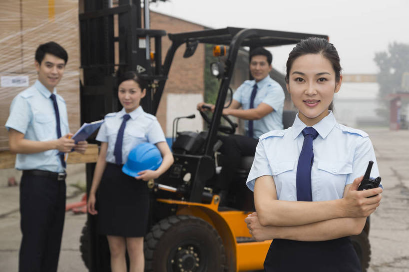 东方人,成年人,四个人,伙伴,工厂,站,打电话,搬运,微笑,横图,彩色,室外,白天,工作服,制服,满意,友谊,幸福,骄傲,安全,合作,团队,信心,技术,科技,电话,北京,中国,亚洲,许多,堆积,检查,工作,图片,纸箱,防护,很多,年轻,听,指挥,仓库,黄种人,通讯设备,现代,货物,车,工人,话筒,交通工具,驾驶,行业,职业,健康,机械,工程车,电话线,活力,美女,自信,工业,运输,管理员,摄影,储藏,搬运工,保护,对讲机,铲车,存储,厂房,控制,工程,叉车,固定电话,交易,效率,储存,货运,运送,同伴,载具,对讲,保险,专业,登记,检验,分配,搬运车,流转,装卸,管理人员,东亚,操控,物流,保全,周全,安稳,安定,可靠,乐观,交通运输,搜检,无线电技术,责任,工作车,产业,查察,查抄,检察,审查,管理,交流,平安,认真,友情,男人,男性,年轻男性,年轻女性,女人,女性,亚洲人,中国人,年轻人,电话机,沟通,交谈,说话,通话,半身,商业,工地,贮存,仓库管理员,库管,电动叉车,bj174