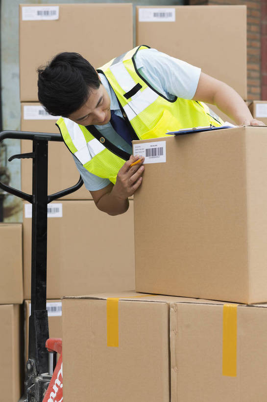 东方人,成年人,一个人,工厂,站,竖图,彩色,室外,白天,工作服,制服,满意,幸福,骄傲,安全,信心,科技,北京,中国,亚洲,许多,弯腰,检查,工作,图片,纸箱,防护,很多,年轻,仓库,黄种人,现代,货物,工人,行业,职业,健康,活力,自信,工业,运输,管理员,摄影,储藏,搬运工,保护,存储,厂房,效率,储存,运送,保险,专业,登记,检验,单人,流转,管理人员,东亚,物流,保全,周全,安稳,安定,可靠,乐观,搜检,责任,产业,单独,查察,查抄,检察,审查,管理,平安,认真,男人,男性,年轻男性,亚洲人,中国人,年轻人,半身,商业,工地,贮存,仓库管理员,库管,bj174