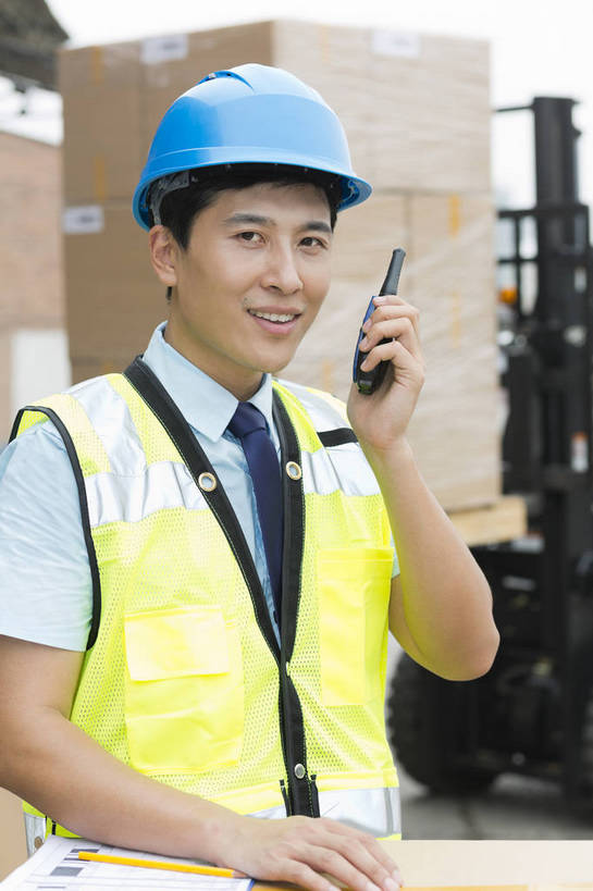 东方人,成年人,一个人,工厂,站,打电话,搬运,微笑,竖图,彩色,室外,白天,工作服,制服,满意,幸福,骄傲,安全,信心,技术,科技,电话,北京,中国,亚洲,堆积,检查,工作,图片,防护,年轻,听,指挥,仓库,黄种人,通讯设备,现代,货物,车,工人,话筒,交通工具,行业,职业,健康,机械,工程车,电话线,活力,自信,工业,运输,管理员,摄影,储藏,搬运工,保护,对讲机,铲车,存储,厂房,控制,工程,叉车,固定电话,交易,效率,储存,货运,运送,载具,对讲,保险,专业,检验,分配,搬运车,单人,流转,装卸,管理人员,东亚,物流,保全,周全,安稳,安定,可靠,乐观,交通运输,搜检,无线电技术,责任,工作车,产业,单独,查察,查抄,检察,审查,管理,交流,平安,认真,男人,男性,年轻男性,亚洲人,中国人,年轻人,电话机,沟通,交谈,说话,通话,半身,商业,工地,贮存,仓库管理员,库管,电动叉车,bj174