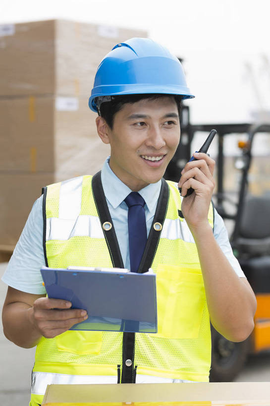 东方人,成年人,一个人,工厂,站,打电话,搬运,微笑,竖图,彩色,室外,白天,工作服,制服,满意,幸福,骄傲,安全,信心,技术,科技,电话,北京,中国,亚洲,堆积,检查,工作,图片,防护,年轻,听,指挥,仓库,黄种人,通讯设备,现代,货物,车,工人,话筒,交通工具,行业,职业,健康,机械,工程车,电话线,活力,自信,工业,运输,管理员,摄影,储藏,搬运工,保护,对讲机,铲车,存储,厂房,控制,工程,叉车,固定电话,交易,效率,储存,货运,运送,载具,对讲,保险,专业,检验,分配,搬运车,单人,流转,装卸,管理人员,东亚,物流,保全,周全,安稳,安定,可靠,乐观,交通运输,搜检,无线电技术,责任,工作车,产业,单独,查察,查抄,检察,审查,管理,交流,平安,认真,男人,男性,年轻男性,亚洲人,中国人,年轻人,电话机,沟通,交谈,说话,通话,半身,商业,工地,贮存,仓库管理员,库管,电动叉车,bj174