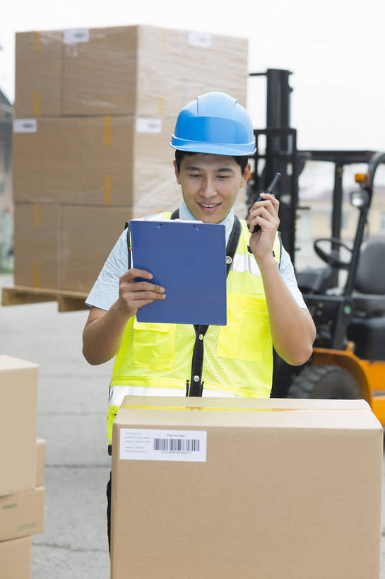 东方人,成年人,一个人,工厂,站,打电话,搬运,微笑,竖图,彩色,室外,白天,工作服,制服,满意,幸福,骄傲,安全,信心,技术,科技,电话,北京,中国,亚洲,堆积,检查,工作,图片,防护,年轻,听,指挥,仓库,黄种人,通讯设备,现代,货物,车,工人,话筒,交通工具,行业,职业,健康,机械,工程车,电话线,活力,自信,工业,运输,管理员,摄影,储藏,搬运工,保护,对讲机,铲车,存储,厂房,控制,工程,叉车,固定电话,交易,效率,储存,货运,运送,载具,对讲,保险,专业,检验,分配,搬运车,单人,流转,装卸,管理人员,东亚,物流,保全,周全,安稳,安定,可靠,乐观,交通运输,搜检,无线电技术,责任,工作车,产业,单独,查察,查抄,检察,审查,管理,交流,平安,认真,男人,男性,年轻男性,亚洲人,中国人,年轻人,电话机,沟通,交谈,说话,通话,半身,商业,工地,贮存,仓库管理员,库管,电动叉车,bj174