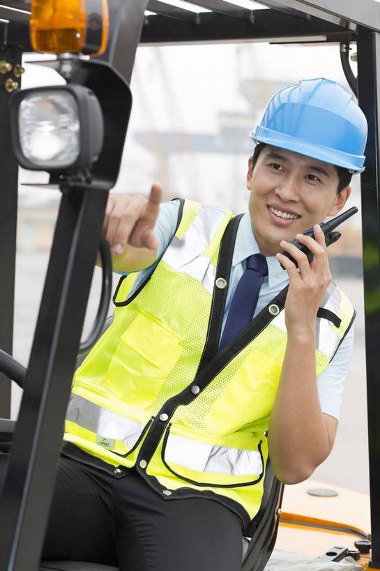 东方人,成年人,一个人,工厂,坐,打电话,搬运,微笑,竖图,彩色,室外,白天,工作服,制服,满意,幸福,骄傲,安全,信心,技术,科技,电话,北京,中国,亚洲,堆积,检查,工作,图片,防护,年轻,听,指挥,仓库,黄种人,通讯设备,现代,货物,车,工人,话筒,交通工具,行业,职业,健康,机械,工程车,电话线,活力,自信,工业,运输,管理员,摄影,储藏,搬运工,保护,对讲机,铲车,存储,厂房,控制,工程,叉车,固定电话,交易,效率,储存,货运,运送,载具,对讲,保险,专业,检验,分配,搬运车,单人,流转,装卸,管理人员,东亚,物流,保全,周全,安稳,安定,可靠,乐观,交通运输,搜检,无线电技术,责任,工作车,产业,单独,查察,查抄,检察,审查,管理,交流,平安,认真,男人,男性,年轻男性,亚洲人,中国人,年轻人,电话机,沟通,交谈,说话,通话,半身,商业,工地,贮存,仓库管理员,库管,电动叉车,bj174