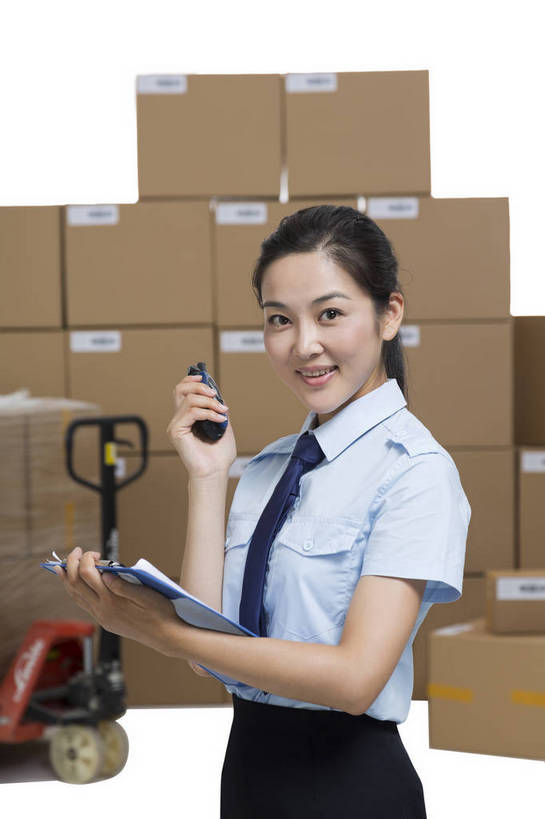 东方人,成年人,一个人,站,搬运,微笑,竖图,彩色,室内,白天,留白,抠图,白色背景,工作服,裙子,制服,满意,幸福,骄傲,安全,信心,技术,科技,北京,中国,亚洲,许多,连衣裙,检查,工作,图片,推车,纸箱,防护,很多,年轻,仓库,黄种人,现代,货物,车,交通工具,行业,职业,健康,机械,工程车,活力,美女,自信,工业,管理员,摄影,堆放,储藏,保护,存储,厂房,工程,叉车,效率,储存,载具,保险,专业,检验,搬运车,单人,流转,管理人员,东亚,物流,保全,周全,安稳,安定,可靠,乐观,交通运输,搜检,责任,工作车,产业,单独,查察,查抄,检察,审查,管理,平安,认真,年轻女性,女人,女性,亚洲人,中国人,年轻人,半身,影棚拍摄,商业,平板车,贮存,仓库管理员,库管,手动液压叉车,bj174