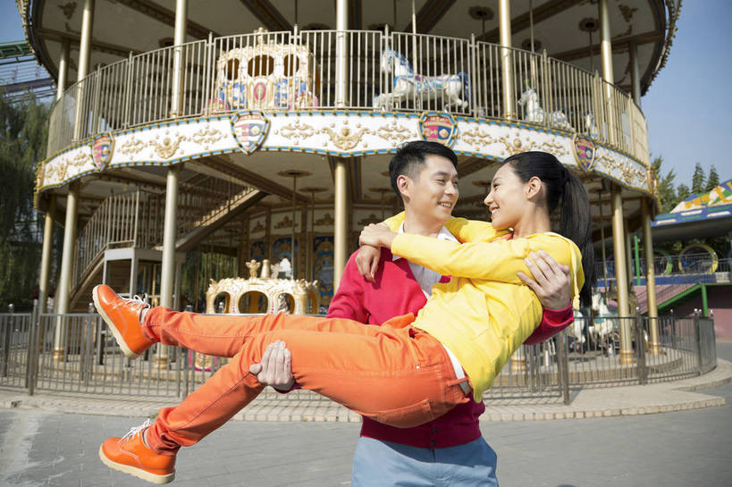 东方人,成年人,两个人,朋友,公园,游乐园,站,微笑,横图,彩色,照片,室外,白天,正面,爱情,旅游,度假,游戏,快乐,幸福,游乐场,北京,中国,亚洲,图片,首都,浪漫,生活,玩,依靠,黄种人,娱乐,娱乐设施,享受,休闲,假日,健康,温暖,温馨,旋转木马,恩爱,放松,积极,美女,亲密,帅哥,约会,恋人,摄影,游乐设施,生活方式,对看,靠近,活动,希望,对视,和睦,假期,享乐,愉悦,发泄,消遣,娱乐活动,智力,木马,亲近,玩乐,户外活动,顽皮,周末,东亚,憧憬,嘉年华,中华人民共和国,北京市,京,北平,华北地区,宣泄,乐观,乐园,石景山区,主题公园,游艺设施,无忧无虑,甜蜜,男人,男性,年轻男性,年轻女性,女人,女性,亚洲人,中国人,年轻人,情侣,休闲活动,搂,玩耍,嬉戏,拥抱,站立,全身,爱,欢乐,开心,愉快,主题乐园,伴侣,融洽,石景山,北京石景山游乐场,石景山路,石景山游乐园,八角游乐园,bj174