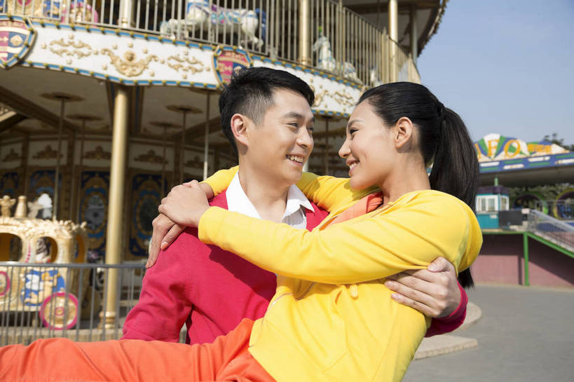 东方人,成年人,两个人,朋友,公园,游乐园,站,微笑,横图,彩色,照片,室外,白天,正面,爱情,旅游,度假,游戏,快乐,幸福,游乐场,北京,中国,亚洲,图片,首都,浪漫,生活,玩,依靠,黄种人,娱乐,娱乐设施,享受,休闲,假日,健康,温暖,温馨,旋转木马,恩爱,放松,积极,美女,亲密,帅哥,约会,恋人,摄影,游乐设施,生活方式,对看,靠近,活动,希望,对视,和睦,假期,享乐,愉悦,发泄,消遣,娱乐活动,智力,木马,亲近,玩乐,户外活动,顽皮,周末,东亚,憧憬,嘉年华,中华人民共和国,北京市,京,北平,华北地区,宣泄,乐观,乐园,石景山区,主题公园,游艺设施,无忧无虑,甜蜜,男人,男性,年轻男性,年轻女性,女人,女性,亚洲人,中国人,年轻人,情侣,休闲活动,搂,玩耍,嬉戏,拥抱,站立,半身,爱,欢乐,开心,愉快,主题乐园,伴侣,融洽,石景山,北京石景山游乐场,石景山路,石景山游乐园,八角游乐园,bj174