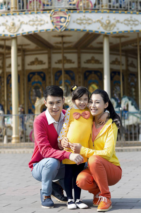 东方人,儿童,成年人,三个人,家庭,父母,母亲,父亲,女儿,公园,游乐园,蹲,微笑,竖图,彩色,照片,室外,白天,正面,旅游,度假,游戏,快乐,幸福,游乐场,北京,中国,亚洲,图片,首都,生活,玩,注视,黄种人,娱乐,小孩,娱乐设施,观察,看,享受,休闲,假日,健康,温暖,温馨,三口之家,一家人,旋转木马,放松,可爱,童年,搭,摄影,游乐设施,生活方式,观看,活动,疼爱,和睦,假期,察看,享乐,愉悦,搭着,发泄,关注,消遣,娱乐活动,智力,木马,亲情,玩乐,户外活动,周末,东亚,嘉年华,中华人民共和国,北京市,京,北平,华北地区,宣泄,乐观,乐园,石景山区,主题公园,游艺设施,相亲相爱,无忧无虑,亲子,美满,甜蜜,男人,男性,年轻男性,年轻女性,女孩,女人,女性,亚洲人,中国人,孩子,年轻人,休闲活动,蹲着,搂,玩耍,嬉戏,拥抱,全身,爱,欢乐,开心,深情,愉快,主题乐园,融洽,女生,爸爸,妈妈,石景山,北京石景山游乐场,石景山路,石景山游乐园,八角游乐园,bj174