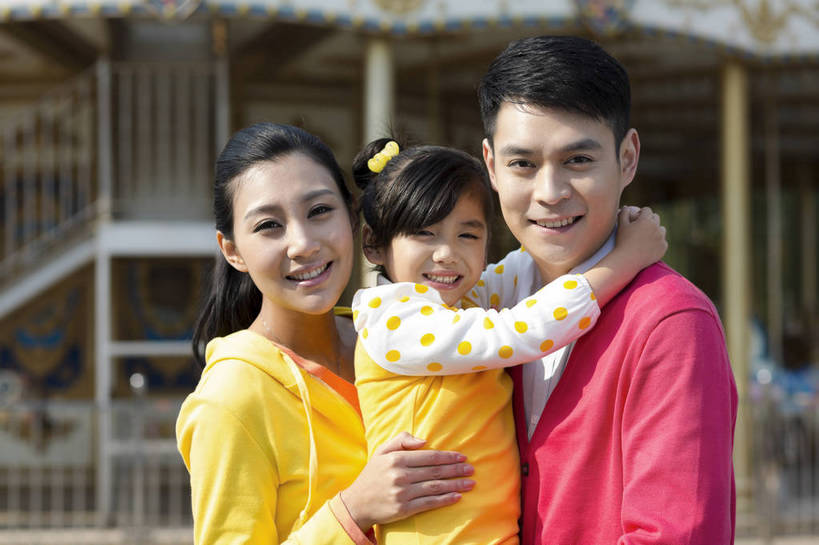 东方人,儿童,成年人,三个人,家庭,父母,母亲,父亲,女儿,公园,游乐园,站,抱,微笑,横图,彩色,照片,室外,白天,正面,旅游,度假,游戏,快乐,幸福,游乐场,北京,中国,亚洲,图片,首都,生活,玩,注视,黄种人,娱乐,小孩,娱乐设施,观察,看,享受,休闲,假日,健康,温暖,温馨,三口之家,一家人,旋转木马,放松,童年,摄影,游乐设施,生活方式,抱着,观看,活动,疼爱,和睦,假期,察看,享乐,搂着,愉悦,发泄,关注,消遣,娱乐活动,智力,木马,亲情,玩乐,户外活动,周末,东亚,嘉年华,中华人民共和国,北京市,京,北平,华北地区,宣泄,乐观,乐园,石景山区,主题公园,游艺设施,相亲相爱,无忧无虑,亲子,美满,甜蜜,男人,男性,年轻男性,年轻女性,女孩,女人,女性,亚洲人,中国人,孩子,年轻人,休闲活动,搂,搂抱,玩耍,嬉戏,拥抱,站立,半身,爱,欢乐,开心,深情,愉快,主题乐园,融洽,女生,爸爸,妈妈,石景山,北京石景山游乐场,石景山路,石景山游乐园,八角游乐园,bj174