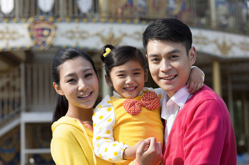 东方人,儿童,成年人,三个人,家庭,父母,母亲,父亲,女儿,公园,游乐园,蹲,抱,微笑,横图,彩色,照片,室外,白天,正面,旅游,度假,游戏,快乐,幸福,游乐场,北京,中国,亚洲,图片,首都,生活,玩,注视,黄种人,娱乐,小孩,娱乐设施,观察,看,享受,休闲,假日,健康,温暖,温馨,三口之家,一家人,旋转木马,放松,可爱,童年,摄影,游乐设施,生活方式,抱着,观看,活动,疼爱,宠爱,和睦,假期,察看,享乐,搂着,愉悦,发泄,关注,消遣,娱乐活动,智力,木马,亲情,玩乐,户外活动,周末,东亚,嘉年华,中华人民共和国,北京市,京,北平,华北地区,宣泄,乐观,乐园,石景山区,主题公园,游艺设施,相亲相爱,无忧无虑,亲子,美满,甜蜜,男人,男性,年轻男性,年轻女性,女孩,女人,女性,亚洲人,中国人,孩子,年轻人,休闲活动,搂,搂抱,玩耍,嬉戏,拥抱,半身,爱,欢乐,开心,深情,愉快,主题乐园,融洽,女生,爸爸,妈妈,石景山,北京石景山游乐场,石景山路,石景山游乐园,八角游乐园,bj174