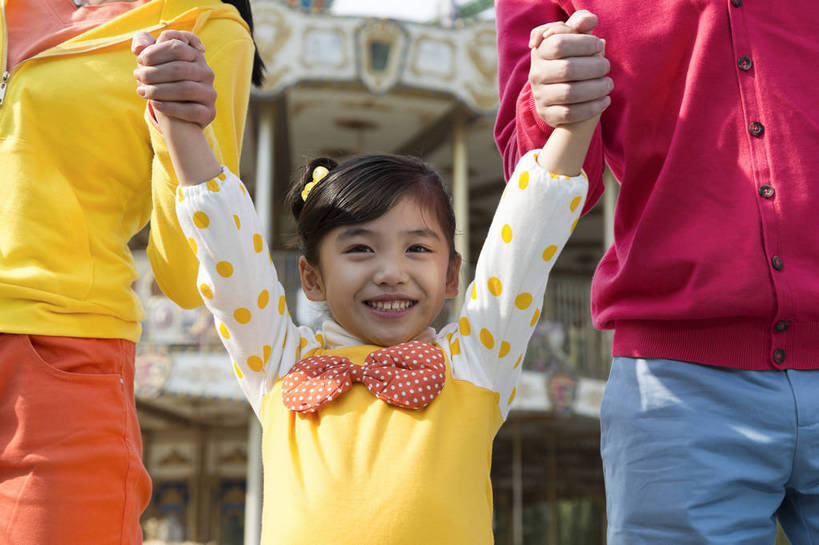 东方人,儿童,成年人,三个人,家庭,父母,母亲,父亲,女儿,公园,游乐园,站,微笑,横图,彩色,照片,室外,白天,正面,旅游,度假,游戏,快乐,幸福,游乐场,北京,中国,亚洲,图片,首都,生活,玩,注视,黄种人,娱乐,小孩,娱乐设施,观察,看,牵手,享受,休闲,假日,健康,温暖,温馨,三口之家,一家人,旋转木马,放松,积极,可爱,童年,拽,摄影,游乐设施,生活方式,观看,活动,疼爱,和睦,假期,察看,享乐,愉悦,发泄,关注,消遣,娱乐活动,智力,木马,亲情,玩乐,户外活动,周末,东亚,嘉年华,中华人民共和国,北京市,京,北平,华北地区,宣泄,乐观,乐园,石景山区,主题公园,游艺设施,相亲相爱,无忧无虑,亲子,美满,甜蜜,男人,男性,年轻男性,年轻女性,女孩,女人,女性,亚洲人,中国人,孩子,年轻人,休闲活动,拉手,手拉手,玩耍,嬉戏,站立,半身,爱,欢乐,开心,愉快,主题乐园,融洽,女生,爸爸,妈妈,石景山,北京石景山游乐场,石景山路,石景山游乐园,八角游乐园,bj174