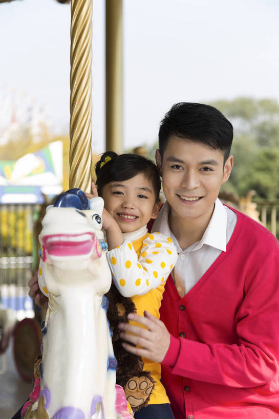 东方人,儿童,成年人,两个人,家庭,父亲,女儿,公园,游乐园,抱,微笑,竖图,彩色,照片,室外,白天,正面,旅游,度假,游戏,快乐,幸福,纯洁,游乐场,北京,中国,亚洲,图片,首都,生活,玩,依靠,注视,黄种人,娱乐,小孩,娱乐设施,观察,看,享受,休闲,假日,健康,温暖,温馨,父女,一家人,旋转木马,放松,父爱,积极,可爱,亲密,童年,童趣,摄影,游乐设施,生活方式,观看,靠近,活动,疼爱,和睦,假期,察看,享乐,愉悦,发泄,关注,消遣,娱乐活动,智力,木马,亲近,亲情,玩乐,户外活动,童真,周末,东亚,烂漫,无邪,嘉年华,中华人民共和国,北京市,京,北平,华北地区,宣泄,乐观,乐园,石景山区,主题公园,游艺设施,相亲相爱,无忧无虑,亲子,天真,甜蜜,男人,男性,年轻男性,女孩,女人,女性,亚洲人,中国人,孩子,年轻人,休闲活动,搂,玩耍,嬉戏,半身,爱,欢乐,开心,愉快,主题乐园,融洽,女生,爸爸,石景山,北京石景山游乐场,石景山路,石景山游乐园,八角游乐园,bj174