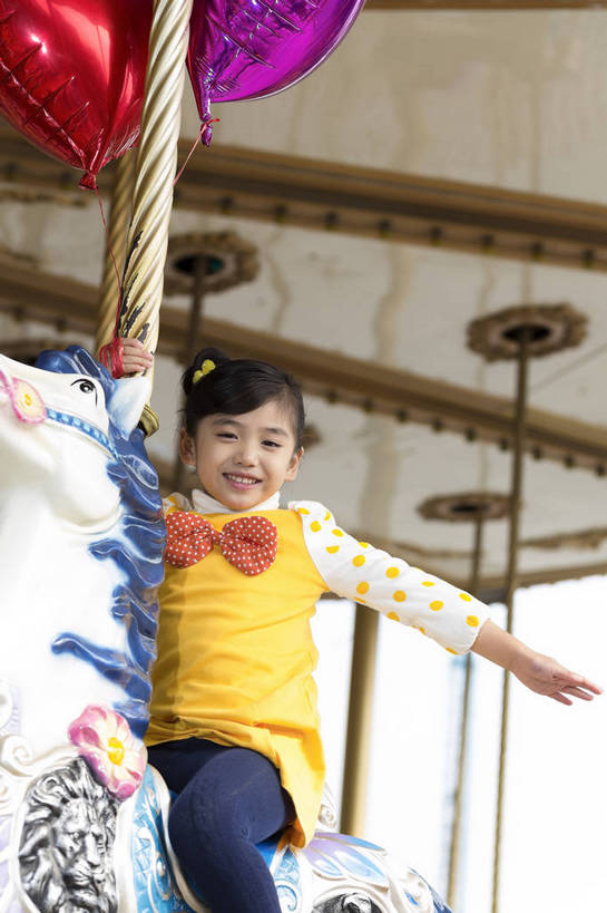 东方人,儿童,一个人,公园,游乐园,坐,微笑,竖图,彩色,照片,室外,白天,正面,旅游,度假,游戏,快乐,幸福,纯洁,游乐场,玩具,北京,中国,亚洲,仅一个人,飞翔,图片,塑料,首都,生活,玩,注视,黄种人,娱乐,飞,小孩,气球,塑料制品,娱乐设施,观察,看,享受,休闲,假日,健康,温馨,充气玩具,旋转木马,橡胶,放松,积极,可爱,俏皮,童年,童趣,益智,摄影,游乐设施,生活方式,观看,活动,五颜六色,满足,色彩斑斓,假期,察看,享乐,愉悦,发泄,关注,消遣,娱乐活动,智力,木马,玩乐,五彩缤纷,户外活动,单人,童真,周末,橡胶制品,东亚,烂漫,无邪,嘉年华,中华人民共和国,北京市,京,北平,华北地区,宣泄,五彩斑斓,乐观,乐园,石景山区,主题公园,游艺设施,单独,自由自在,五光十色,无忧无虑,天真,甜蜜,女孩,女人,女性,亚洲人,中国人,孩子,休闲活动,玩耍,嬉戏,张开手臂,全身,欢乐,开心,愉快,主题乐园,女生,石景山,北京石景山游乐场,石景山路,石景山游乐园,八角游乐园,bj174