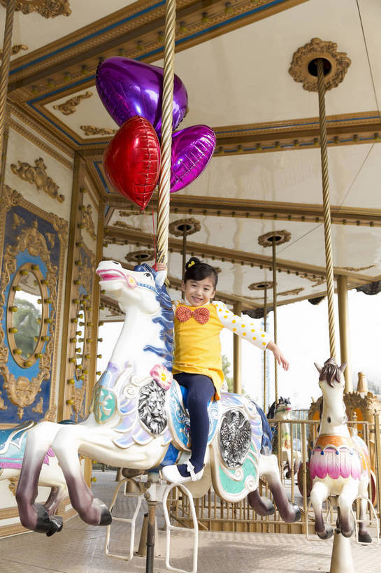 东方人,儿童,一个人,公园,游乐园,坐,微笑,竖图,彩色,照片,室外,白天,仰视,旅游,度假,游戏,快乐,幸福,纯洁,游乐场,玩具,北京,中国,亚洲,仅一个人,飞翔,图片,塑料,首都,生活,玩,注视,黄种人,娱乐,飞,小孩,气球,塑料制品,娱乐设施,观察,看,享受,休闲,假日,健康,温馨,充气玩具,旋转木马,橡胶,放松,积极,可爱,俏皮,童年,童趣,益智,摄影,游乐设施,生活方式,观看,活动,五颜六色,满足,色彩斑斓,假期,察看,享乐,愉悦,发泄,关注,消遣,娱乐活动,智力,木马,玩乐,五彩缤纷,户外活动,单人,童真,周末,橡胶制品,东亚,烂漫,无邪,嘉年华,中华人民共和国,北京市,京,北平,华北地区,宣泄,五彩斑斓,乐观,乐园,石景山区,主题公园,游艺设施,单独,自由自在,五光十色,无忧无虑,天真,甜蜜,女孩,女人,女性,亚洲人,中国人,孩子,休闲活动,玩耍,嬉戏,张开手臂,低角度拍摄,全身,欢乐,开心,愉快,主题乐园,女生,石景山,北京石景山游乐场,石景山路,石景山游乐园,八角游乐园,bj174