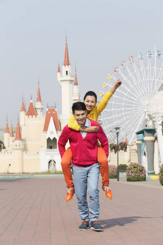 东方人,成年人,两个人,朋友,公园,游乐园,家,站,举,微笑,竖图,彩色,照片,室外,白天,正面,爱情,旅游,度假,游戏,快乐,童话故事,幸福,建筑,游乐场,北京,中国,亚洲,图片,堡垒,城堡,房屋,屋子,摩天轮,首都,浪漫,生活,玩,依靠,注视,黄种人,娱乐,楼房,住宅,娱乐设施,背着,观察,看,托,握拳,享受,休闲,假日,健康,温暖,温馨,童话世界,恩爱,放松,积极,美女,亲密,帅哥,约会,恋人,摄影,游乐设施,生活方式,观看,靠近,活动,和睦,假期,察看,享乐,愉悦,要塞,发泄,关注,消遣,娱乐活动,智力,亲近,玩乐,户外活动,顽皮,周末,东亚,大转轮,嘉年华,费里斯大转轮,中华人民共和国,北京市,京,北平,华北地区,宣泄,乐观,乐园,石景山区,主题公园,游艺设施,自由自在,设防,无忧无虑,甜蜜,童话,男人,男性,年轻男性,年轻女性,女人,女性,亚洲人,中国人,年轻人,情侣,休闲活动,举起,举手,举着,玩耍,嬉戏,向上举,向上伸,向上托,站立,彩图,全身,爱,欢乐,开心,愉快,房子,主题乐园,伴侣,融洽,石景山,北京石景山游乐场,石景山路,石景山游乐园,八角游乐园,bj174