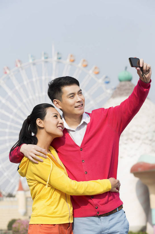 东方人,成年人,两个人,朋友,公园,游乐园,家,站,抱,微笑,竖图,彩色,照片,室外,白天,正面,爱情,旅游,度假,游戏,快乐,童话故事,幸福,建筑,游乐场,相机,北京,中国,亚洲,图片,堡垒,城堡,房屋,屋子,摩天轮,首都,浪漫,生活,玩,依靠,注视,黄种人,娱乐,楼房,住宅,拍照,数码相机,娱乐设施,观察,看,享受,休闲,假日,健康,温暖,温馨,童话世界,恩爱,放松,积极,美女,亲密,帅哥,搭,自拍,约会,恋人,摄影,游乐设施,生活方式,抱着,观看,靠近,活动,和睦,假期,察看,电子设备,享乐,搂着,愉悦,要塞,搭着,发泄,关注,消遣,娱乐活动,智力,亲近,玩乐,户外活动,顽皮,周末,东亚,大转轮,嘉年华,费里斯大转轮,中华人民共和国,北京市,京,北平,华北地区,宣泄,乐观,乐园,石景山区,主题公园,游艺设施,自由自在,设防,无忧无虑,甜蜜,童话,男人,男性,年轻男性,年轻女性,女人,女性,亚洲人,中国人,年轻人,情侣,休闲活动,搂,搂抱,玩耍,嬉戏,拥抱,站立,半身,彩图,爱,欢乐,开心,愉快,照相,房子,主题乐园,伴侣,融洽,石景山,北京石景山游乐场,石景山路,石景山游乐园,八角游乐园,bj174