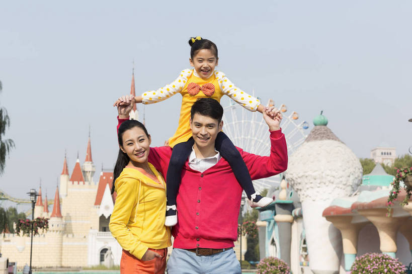 东方人,儿童,成年人,三个人,家庭,父母,母亲,父亲,女儿,公园,游乐园,家,站,坐,微笑,横图,彩色,照片,室外,白天,正面,旅游,度假,游戏,快乐,童话故事,幸福,建筑,游乐场,北京,中国,亚洲,图片,堡垒,城堡,房屋,屋子,摩天轮,首都,生活,玩,依靠,注视,黄种人,娱乐,楼房,住宅,小孩,骑,娱乐设施,背着,观察,看,扛,牵手,享受,休闲,假日,健康,温暖,温馨,三口之家,一家人,童话世界,放松,积极,亲密,童年,约会,摄影,游乐设施,生活方式,观看,靠近,活动,和睦,假期,察看,享乐,愉悦,要塞,发泄,关注,消遣,娱乐活动,智力,亲近,亲情,玩乐,户外活动,周末,东亚,大转轮,嘉年华,费里斯大转轮,中华人民共和国,北京市,京,北平,华北地区,宣泄,乐观,乐园,石景山区,主题公园,游艺设施,相亲相爱,设防,亲子,扛在肩上,骑在肩上,美满,甜蜜,童话,男人,男性,年轻男性,年轻女性,女孩,女人,女性,亚洲人,中国人,孩子,年轻人,休闲活动,拉手,玩耍,嬉戏,站立,张开手臂,张开双臂,坐着,半身,彩图,爱,欢乐,开心,愉快,房子,主题乐园,融洽,女生,爸爸,妈妈,石景山,北京石景山游乐场,石景山路,石景山游乐园,八角游乐园,bj174