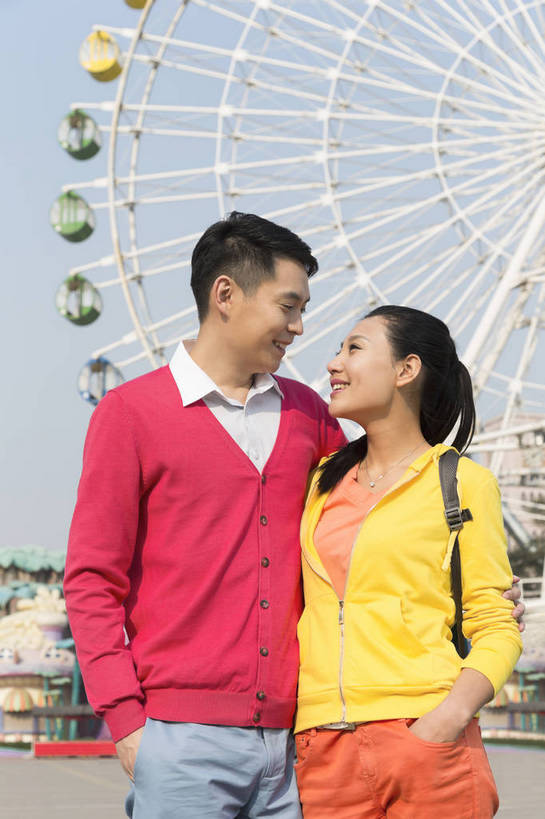 东方人,成年人,两个人,朋友,公园,游乐园,站,抱,微笑,竖图,彩色,照片,室外,白天,仰视,爱情,旅游,度假,游戏,快乐,幸福,游乐场,北京,中国,亚洲,图片,摩天轮,首都,浪漫,生活,玩,依靠,黄种人,娱乐,娱乐设施,享受,休闲,假日,健康,温暖,温馨,恩爱,放松,积极,美女,亲密,帅哥,恋人,摄影,游乐设施,生活方式,对看,靠近,活动,对视,和睦,假期,享乐,愉悦,发泄,消遣,娱乐活动,智力,亲近,玩乐,户外活动,顽皮,周末,东亚,大转轮,嘉年华,费里斯大转轮,中华人民共和国,北京市,京,北平,华北地区,宣泄,乐观,乐园,石景山区,主题公园,游艺设施,无忧无虑,甜蜜,男人,男性,年轻男性,年轻女性,女人,女性,亚洲人,中国人,年轻人,情侣,休闲活动,搂,玩耍,嬉戏,站立,半身,低角度拍摄,爱,欢乐,开心,愉快,主题乐园,伴侣,融洽,石景山,北京石景山游乐场,石景山路,石景山游乐园,八角游乐园,bj174