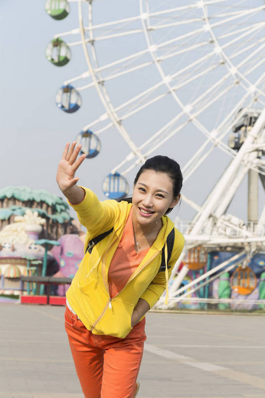 东方人,成年人,一个人,公园,游乐园,站,微笑,竖图,彩色,照片,室外,白天,正面,旅游,度假,游戏,快乐,游乐场,北京,中国,亚洲,仅一个女性,图片,摩天轮,首都,生活,玩,注视,黄种人,娱乐,背包,娱乐设施,观察,看,享受,休闲,假日,健康,温馨,放松,积极,美女,伸手,摄影,游乐设施,生活方式,观看,活动,假期,察看,享乐,愉悦,发泄,关注,消遣,娱乐活动,智力,玩乐,户外活动,单人,周末,东亚,大转轮,嘉年华,费里斯大转轮,中华人民共和国,北京市,京,北平,华北地区,宣泄,乐观,乐园,石景山区,主题公园,游艺设施,单独,自由自在,年轻女性,女人,女性,亚洲人,中国人,年轻人,休闲活动,玩耍,嬉戏,站立,全身,欢乐,开心,愉快,拍摄,主题乐园,石景山,北京石景山游乐场,石景山路,石景山游乐园,八角游乐园,bj174