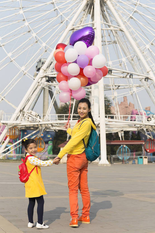 东方人,儿童,成年人,两个人,家庭,母亲,女儿,公园,游乐园,走,竖图,彩色,照片,室外,白天,正面,旅游,度假,游戏,快乐,幸福,纯洁,游乐场,玩具,北京,中国,亚洲,图片,塑料,摩天轮,首都,生活,玩,注视,黄种人,娱乐,小孩,背包,气球,塑料制品,娱乐设施,观察,回眸,回头,看,牵手,享受,休闲,假日,健康,温暖,温馨,母女,一家人,充气玩具,橡胶,放松,积极,可爱,俏皮,童年,童趣,益智,摄影,游乐设施,转身,生活方式,观看,活动,五颜六色,色彩斑斓,和睦,假期,察看,享乐,愉悦,发泄,关注,消遣,娱乐活动,智力,亲情,玩乐,五彩缤纷,户外活动,童真,周末,橡胶制品,东亚,烂漫,无邪,大转轮,嘉年华,费里斯大转轮,中华人民共和国,北京市,京,北平,华北地区,宣泄,五彩斑斓,乐观,乐园,石景山区,主题公园,游艺设施,自由自在,陪伴,相亲相爱,五光十色,无忧无虑,亲子,天真,甜蜜,年轻女性,女孩,女人,女性,亚洲人,中国人,孩子,年轻人,休闲活动,拉手,手拉手,玩耍,嬉戏,全身,爱,欢乐,开心,愉快,主题乐园,融洽,女生,妈妈,石景山,北京石景山游乐场,石景山路,石景山游乐园,八角游乐园,bj174