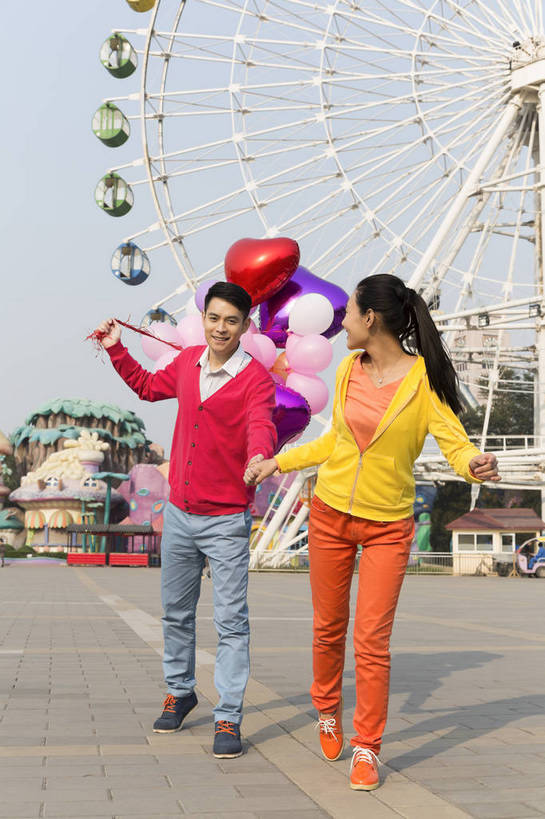 东方人,成年人,两个人,朋友,公园,游乐园,跑,竖图,彩色,照片,室外,白天,正面,爱情,旅游,度假,游戏,快乐,幸福,游乐场,玩具,北京,中国,亚洲,奔驰,图片,塑料,摩天轮,首都,浪漫,生活,玩,注视,黄种人,娱乐,气球,塑料制品,娱乐设施,奔跑,观察,回头,看,牵手,享受,休闲,假日,健康,温暖,温馨,充气玩具,橡胶,恩爱,放松,积极,美女,帅哥,益智,拽,恋人,摄影,游乐设施,生活方式,观看,活动,五颜六色,色彩斑斓,和睦,假期,察看,享乐,愉悦,发泄,关注,消遣,娱乐活动,智力,玩乐,五彩缤纷,户外活动,周末,橡胶制品,东亚,大转轮,嘉年华,费里斯大转轮,中华人民共和国,北京市,京,北平,华北地区,宣泄,五彩斑斓,乐观,乐园,石景山区,主题公园,游艺设施,自由自在,五光十色,无忧无虑,甜蜜,男人,男性,年轻男性,年轻女性,女人,女性,亚洲人,中国人,年轻人,情侣,休闲活动,拉手,手拉手,玩耍,嬉戏,全身,爱,欢乐,开心,愉快,主题乐园,伴侣,融洽,石景山,北京石景山游乐场,石景山路,石景山游乐园,八角游乐园,bj174