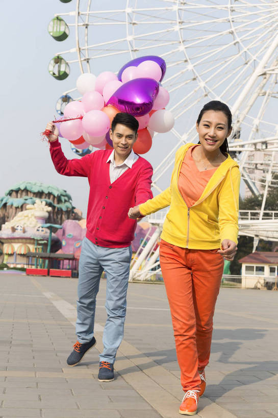 东方人,成年人,两个人,朋友,公园,游乐园,跑,竖图,彩色,照片,室外,白天,仰视,爱情,旅游,度假,游戏,快乐,幸福,游乐场,玩具,北京,中国,亚洲,奔驰,图片,塑料,摩天轮,首都,浪漫,生活,玩,注视,黄种人,娱乐,气球,塑料制品,娱乐设施,奔跑,观察,看,牵手,享受,休闲,假日,健康,温暖,温馨,充气玩具,橡胶,恩爱,放松,积极,美女,帅哥,益智,拽,恋人,摄影,游乐设施,生活方式,观看,活动,五颜六色,色彩斑斓,和睦,假期,察看,享乐,愉悦,发泄,关注,消遣,娱乐活动,智力,玩乐,五彩缤纷,户外活动,周末,橡胶制品,东亚,大转轮,嘉年华,费里斯大转轮,中华人民共和国,北京市,京,北平,华北地区,宣泄,五彩斑斓,乐观,乐园,石景山区,主题公园,游艺设施,自由自在,五光十色,无忧无虑,甜蜜,男人,男性,年轻男性,年轻女性,女人,女性,亚洲人,中国人,年轻人,情侣,休闲活动,拉手,手拉手,玩耍,嬉戏,低角度拍摄,全身,爱,欢乐,开心,愉快,主题乐园,伴侣,融洽,石景山,北京石景山游乐场,石景山路,石景山游乐园,八角游乐园,bj174