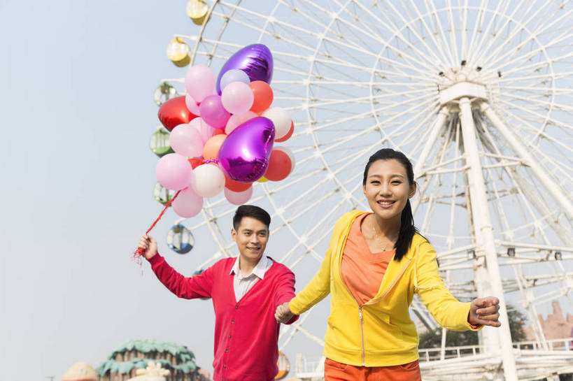 东方人,成年人,两个人,朋友,公园,游乐园,跑,横图,彩色,照片,室外,白天,仰视,爱情,旅游,度假,游戏,快乐,幸福,游乐场,玩具,北京,中国,亚洲,奔驰,图片,塑料,摩天轮,首都,浪漫,生活,玩,注视,黄种人,娱乐,气球,塑料制品,娱乐设施,奔跑,观察,看,牵手,享受,休闲,假日,健康,温暖,温馨,充气玩具,橡胶,恩爱,放松,积极,美女,帅哥,益智,拽,恋人,摄影,游乐设施,生活方式,观看,活动,五颜六色,色彩斑斓,和睦,假期,察看,享乐,愉悦,发泄,关注,消遣,娱乐活动,智力,玩乐,五彩缤纷,户外活动,周末,橡胶制品,东亚,大转轮,嘉年华,费里斯大转轮,中华人民共和国,北京市,京,北平,华北地区,宣泄,五彩斑斓,乐观,乐园,石景山区,主题公园,游艺设施,自由自在,五光十色,无忧无虑,甜蜜,男人,男性,年轻男性,年轻女性,女人,女性,亚洲人,中国人,年轻人,情侣,休闲活动,拉手,手拉手,玩耍,嬉戏,低角度拍摄,全身,爱,欢乐,开心,愉快,主题乐园,伴侣,融洽,石景山,北京石景山游乐场,石景山路,石景山游乐园,八角游乐园,bj174