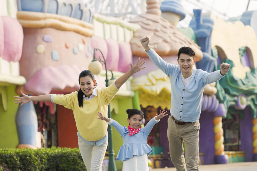 东方人,儿童,成年人,三个人,家庭,父母,母亲,父亲,女儿,伙伴,朋友,公园,游乐园,家,站,伸展双臂,微笑,横图,彩色,照片,室外,白天,正面,旅游,度假,快乐,童话故事,友谊,幸福,合作,团队,建筑,游乐场,北京,中国,亚洲,图片,堡垒,城堡,房屋,屋子,首都,生活,注视,黄种人,娱乐,楼房,住宅,小孩,观察,看,享受,休闲,假日,健康,温暖,温馨,三口之家,一家人,童话世界,放松,活力,积极,童年,战略,摄影,前进,生活方式,观看,希望,和睦,假期,察看,冲刺,未来,愉悦,要塞,出发,关注,娱乐活动,亲情,玩乐,户外活动,周末,东亚,憧憬,嘉年华,中华人民共和国,北京市,京,北平,华北地区,联合,合谋,乐观,乐园,石景山区,主题公园,相亲相爱,设防,亲子,美满,配合,童话,协作,男人,男性,年轻男性,年轻女性,女孩,女人,女性,亚洲人,中国人,孩子,年轻人,休闲活动,敞开双臂,伸开双臂,展开双肩,站立,张开手臂,张开双臂,半身,彩图,爱,欢乐,开心,愉快,房子,主题乐园,融洽,女生,爸爸,妈妈,石景山,北京石景山游乐场,石景山路,石景山游乐园,八角游乐园,bj174