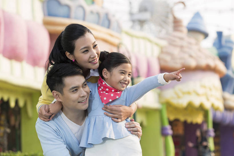 东方人,儿童,成年人,三个人,家庭,父母,母亲,父亲,女儿,公园,游乐园,家,蹲,抱,微笑,横图,彩色,照片,室外,白天,正面,旅游,度假,快乐,童话故事,幸福,建筑,游乐场,北京,中国,亚洲,指,图片,堡垒,城堡,房屋,屋子,首都,生活,依靠,注视,黄种人,娱乐,楼房,住宅,小孩,观察,看,享受,休闲,假日,健康,温暖,温馨,三口之家,一家人,童话世界,放松,亲密,童年,望,摄影,生活方式,抱着,观看,靠近,希望,和睦,假期,察看,搂着,未来,愉悦,要塞,关注,娱乐活动,亲近,亲情,远看,玩乐,户外活动,周末,东亚,憧憬,嘉年华,中华人民共和国,北京市,京,北平,华北地区,乐观,乐园,石景山区,主题公园,相亲相爱,设防,无忧无虑,亲子,美满,甜蜜,童话,男人,男性,年轻男性,年轻女性,女孩,女人,女性,亚洲人,中国人,孩子,年轻人,休闲活动,怀抱,搂,搂抱,相抱,拥抱,半身,彩图,爱,欢乐,开心,深情,愉快,房子,主题乐园,融洽,女生,爸爸,妈妈,石景山,北京石景山游乐场,石景山路,石景山游乐园,八角游乐园,bj174