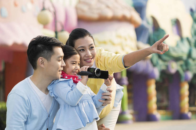 东方人,儿童,成年人,三个人,家庭,父母,母亲,父亲,女儿,公园,游乐园,家,蹲,抱,微笑,横图,彩色,照片,室外,白天,正面,旅游,度假,快乐,童话故事,幸福,建筑,游乐场,北京,中国,亚洲,指,图片,堡垒,城堡,房屋,屋子,摄像机,首都,生活,依靠,注视,黄种人,娱乐,楼房,住宅,小孩,观察,看,享受,休闲,假日,健康,温暖,温馨,三口之家,一家人,童话世界,放松,亲密,童年,摄像,望,摄影,生活方式,摄影机,抱着,观看,靠近,希望,和睦,假期,察看,搂着,未来,愉悦,要塞,关注,娱乐活动,亲近,亲情,远看,录像,玩乐,户外活动,周末,东亚,憧憬,嘉年华,中华人民共和国,北京市,京,北平,华北地区,乐观,乐园,石景山区,主题公园,相亲相爱,设防,无忧无虑,亲子,美满,甜蜜,童话,男人,男性,年轻男性,年轻女性,女孩,女人,女性,亚洲人,中国人,孩子,年轻人,休闲活动,怀抱,搂,搂抱,相抱,拥抱,半身,彩图,爱,欢乐,开心,深情,愉快,拍摄,房子,主题乐园,融洽,女生,爸爸,妈妈,数码摄像机,石景山,北京石景山游乐场,石景山路,石景山游乐园,八角游乐园,bj174